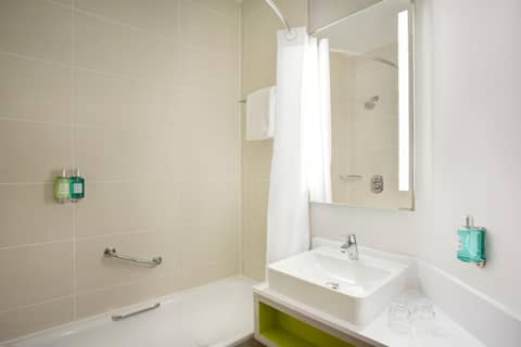 Leonardo Hotel Manchester Central — bathroom