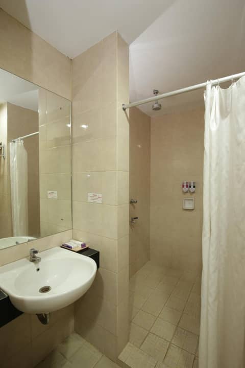 University Club (UC) Hotel UGM — bathroom