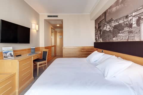 Occidental Aran Park — hotel room
