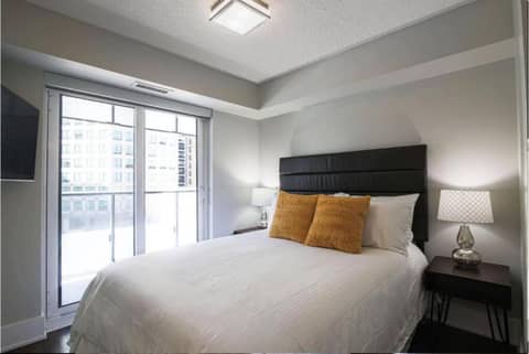 Skyline Suites - Walk to MTCC, ACC, Rogers Centre & Entertainment District — photo 2