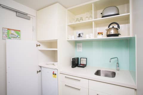 East Perth Suites Hotel — kitchen