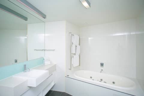 East Perth Suites Hotel — bathroom