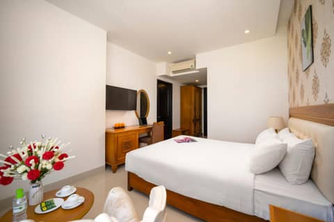 Royal Family Hotel — hotel room