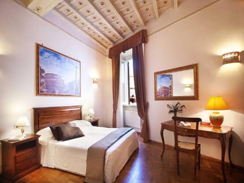 Pantheon Inn — hotel room