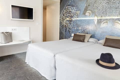Hotel Maciá Granada Five Senses Rooms & Suites — bedroom