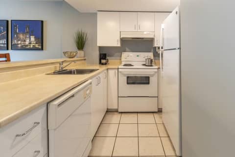 Hôtel Saint-Laurent Montréal — kitchen