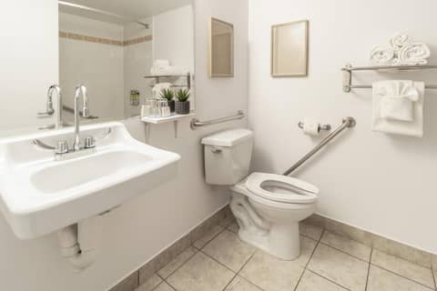 Hôtel Saint-Laurent Montréal — bathroom