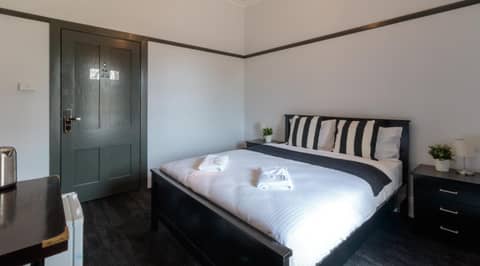 Royal Hotel Ryde — hotel room