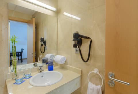Madrid Airport Suites Affiliated by Meliá — bathroom