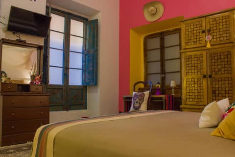 Casona Tlaquepaque Temazcal & Spa — hotel room
