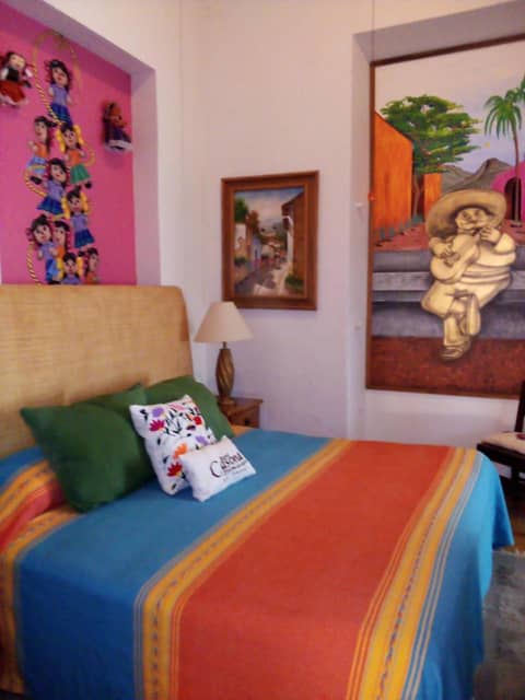 Casona Tlaquepaque Temazcal & Spa — bedroom