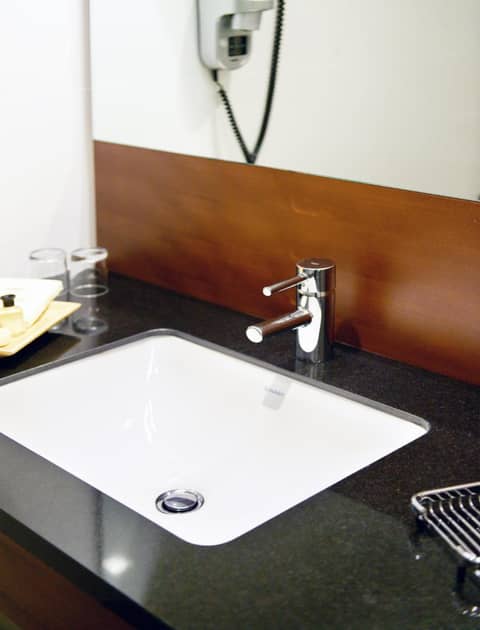 New Hotel Charlemagne — bathroom