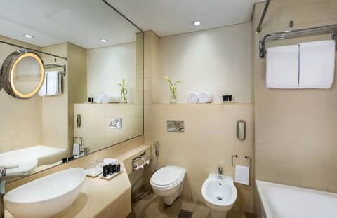 Metropolitan Al Mafraq Hotel — bathroom
