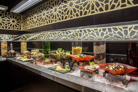 Metropolitan Al Mafraq Hotel — dining