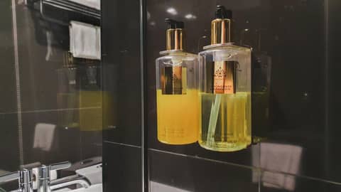 Hotel Ordinary Bangkok — bathroom