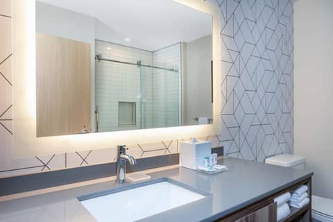 TRYP by Wyndham Orlando — bathroom