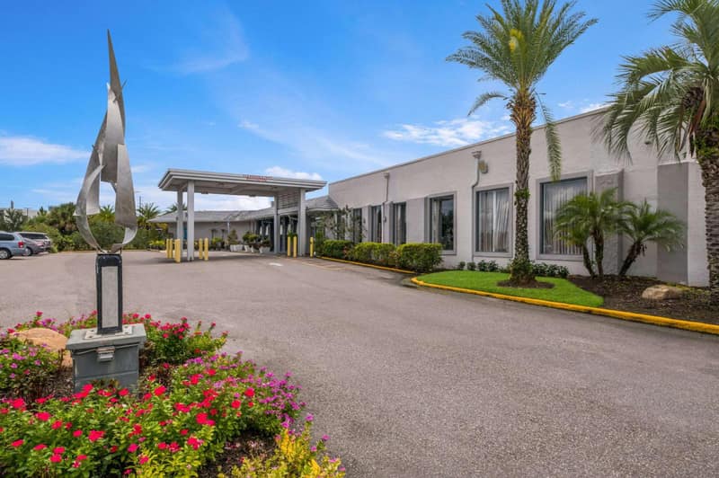 Clarion Inn & Suites Across From Universal Orlando Resort — building
