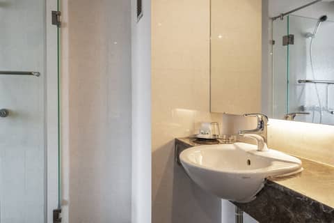 Welcome Plaza Hotel — bathroom