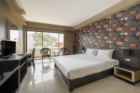 Welcome Plaza Hotel — hotel room