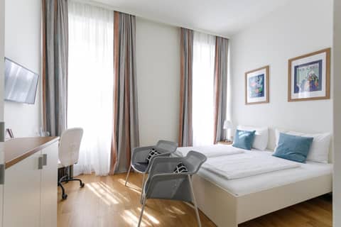 Riess City Rooms - Self Check-in — hotel room