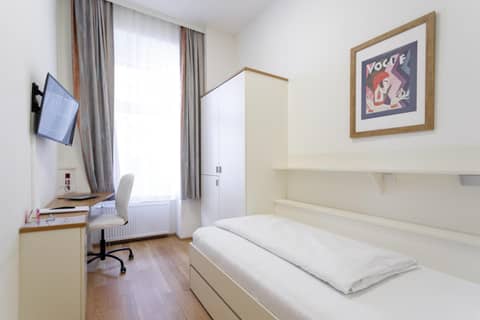 Riess City Rooms - Self Check-in — hotel room
