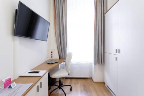 Riess City Rooms - Self Check-in — hotel room
