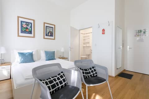 Riess City Rooms - Self Check-in — hotel room