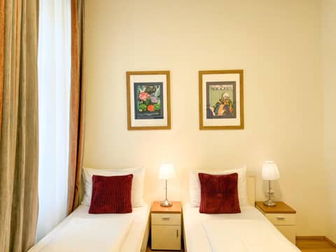 Riess City Rooms - Self Check-in — hotel room