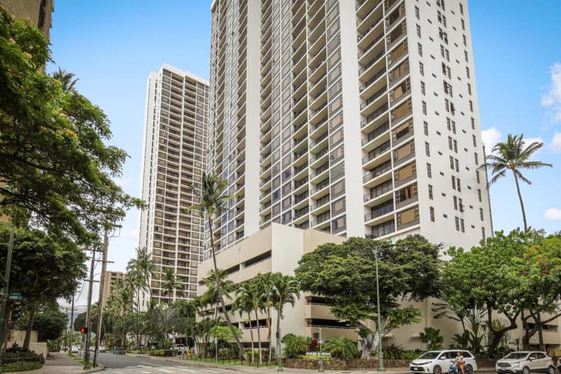 Aston at the Waikiki Banyan — building