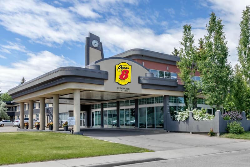 Super 8 by Wyndham Macleod Trail Calgary — building
