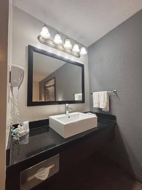 Super 8 by Wyndham Macleod Trail Calgary — photo 7