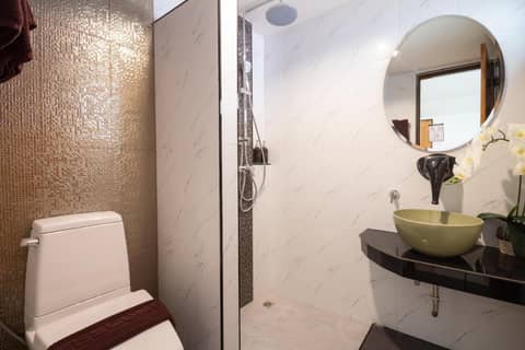 Anumat Premium Budget Hotel — bathroom