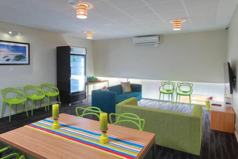 Palm Beach Hotel — lounge