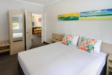 Palm Beach Hotel — hotel room