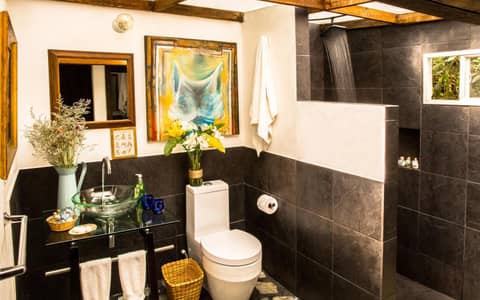 La Colina Hotel Cottage — bathroom