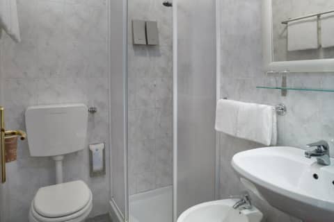 Hotel Kursaal & Ausonia — bathroom