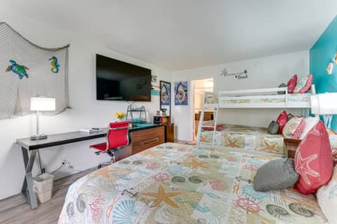 Sarasota Cay Club #612 - Heated Pool, Bunk Beds, Huge TV, Tiki Bar, More! — hotel room