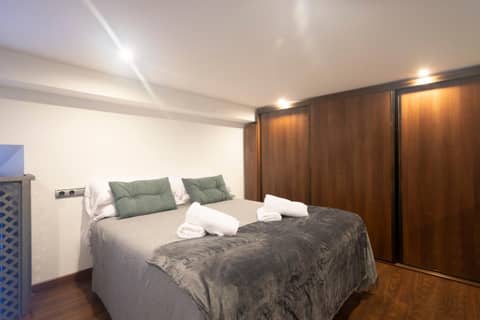 Apartamentos Palacio de los Jerónimos — hotel room
