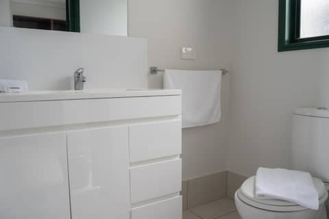 Wallaby Hotel — bathroom