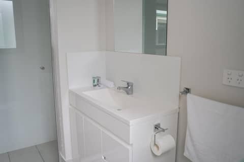 Wallaby Hotel — bathroom