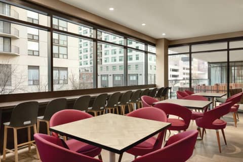 Home2 Suites By Hilton Chicago River North — photo 2