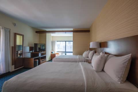 Fairfield Inn and Suites Chicago Downtown-River North — hotel room