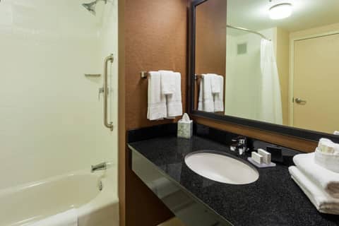 Fairfield Inn and Suites Chicago Downtown-River North — bathroom