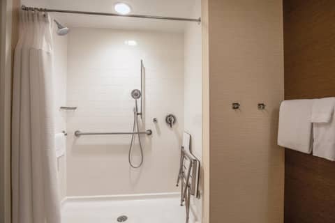 Fairfield Inn and Suites Chicago Downtown-River North — bathroom