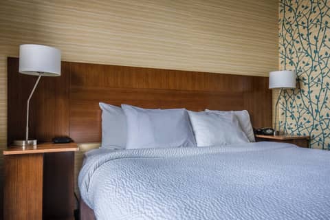 Fairfield Inn and Suites Chicago Downtown-River North — hotel room