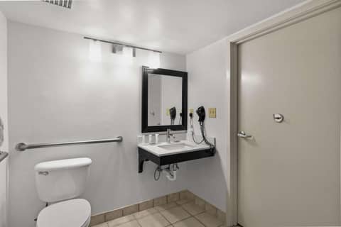 Country Inn & Suites by Radisson, Myrtle Beach, SC — bathroom