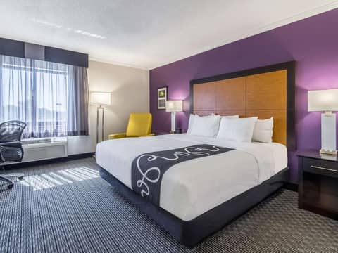 La Quinta Inn & Suites by Wyndham Phoenix Scottsdale — hotel room