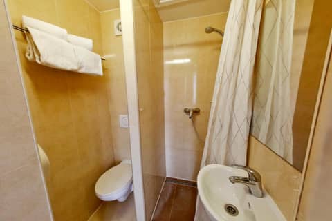 Hotel de France — bathroom