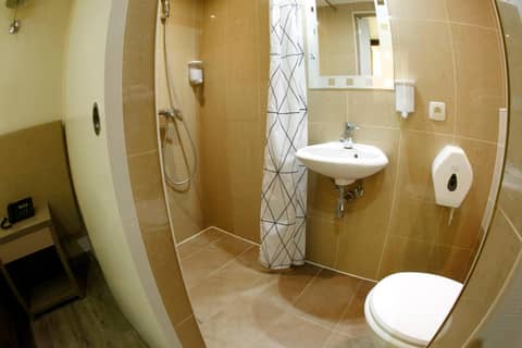 Hotel de France — bathroom