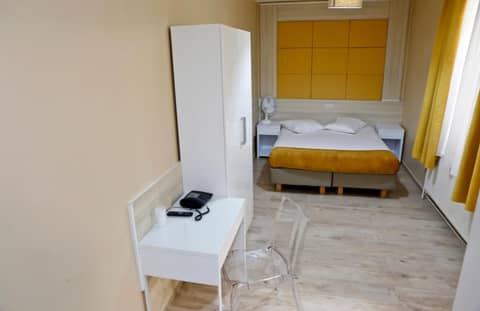 Hotel de France — hotel room